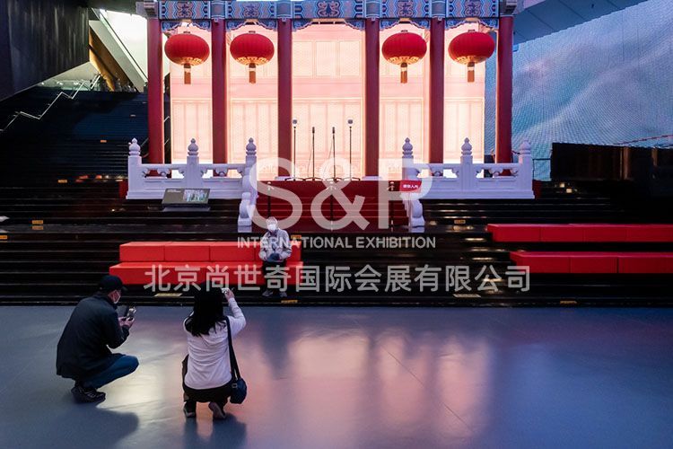 觀眾在歷史題材布景前拍照留念。