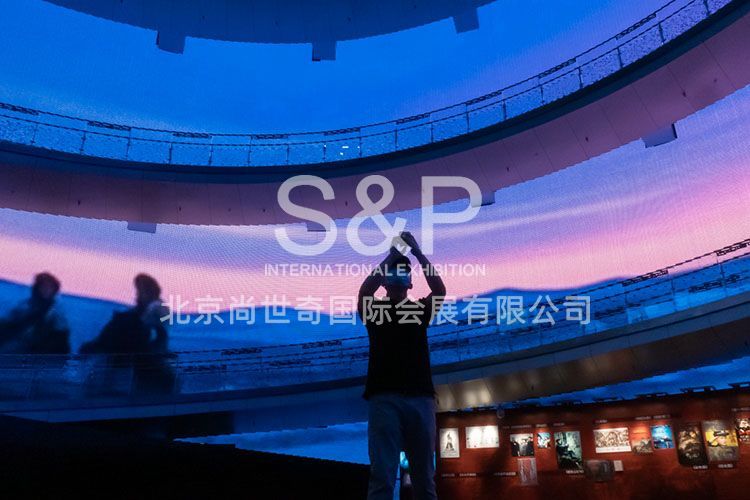 觀眾在拍攝博物館大廳的環(huán)幕。